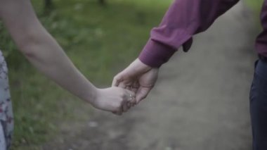 Yeni evli çift elele. Düğün çiçekleri. Yakın çekim.