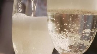 Noel ışıkları ve mercek parlaması ile şampanya ağır çekim pour