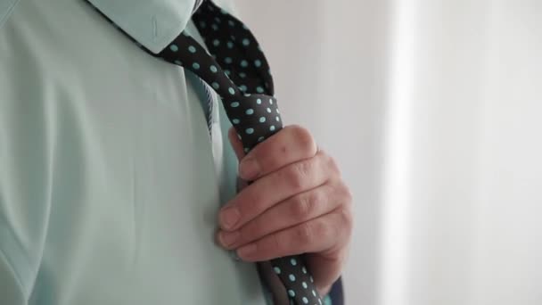 Элегантный бизнесмен в белой рубашке поправляет галстук и застегивает пиджак. close up . — стоковое видео