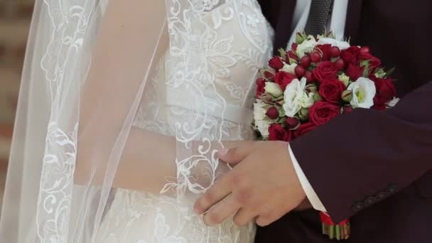 Casa comigo hoje e todos os dias. Casal recém-casado segurando as mãos, tiro em câmera lenta . — Vídeo de Stock