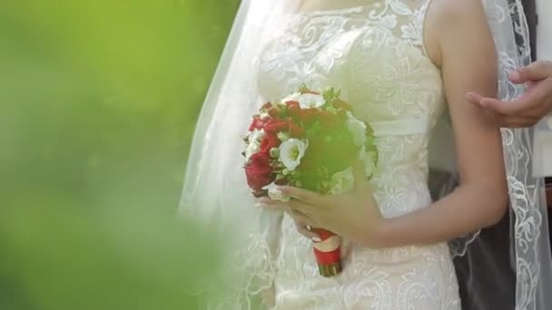 Épouse-moi aujourd'hui et tous les jours. Couple nouvellement marié tenant la main, prise de vue au ralenti . — Video