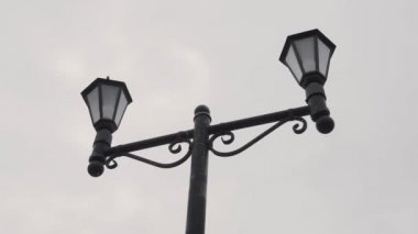 Çift Kişilik vintage lamba sokakta. Fener sokak ışık Mumluk.