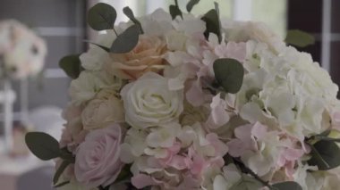 Düğün yemeği için dekore edilmiş masa..