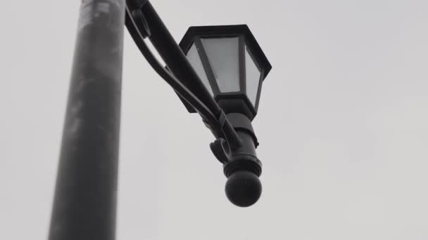 Dubbelrum vintage lampa på gatan. Lykta gatan ljus kandelabrar. — Stockvideo