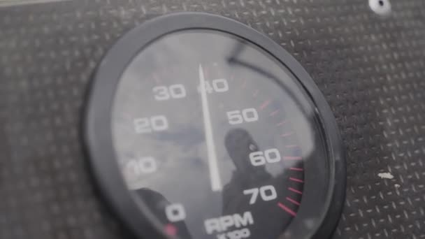 Motorns hastighet varvräknare på en motorbåt. — Stockvideo