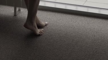 Güzel kız tiptoes camın üzerinde ayakta.