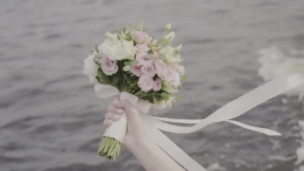 Dantel elbise güzel beyaz düğün çiçek buketi holding içinde gelin. — Stok video