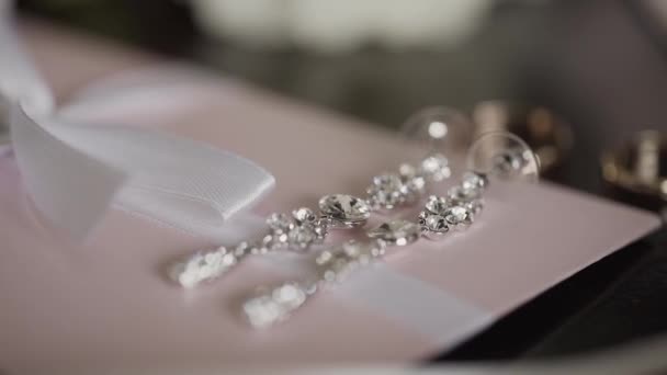 Trouwringen op een homogene achtergrond. Wedding Jewelry. — Stockvideo