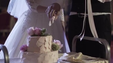 Düğün pastası düğün fotoğrafçılar çekim sırasında sırasında bir gay çift. Homo düğün