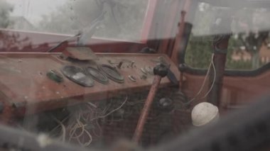 Paslı eski traktör guages yakın çekim.