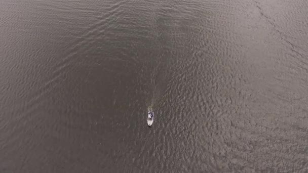 Barco com passeios de motor no lago . — Vídeo de Stock