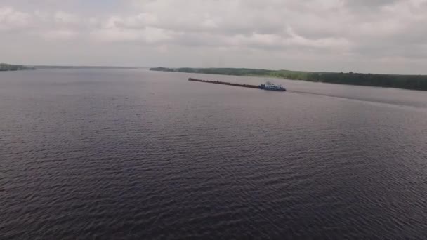Een vervoer schip vaart langs de rivier. — Stockvideo