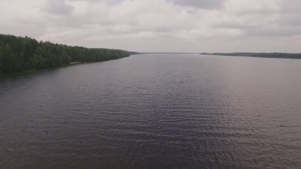 Vliegen over een zeer mooie rivier. — Stockvideo