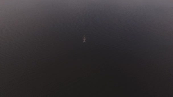 Barco com passeios de motor no lago . — Vídeo de Stock