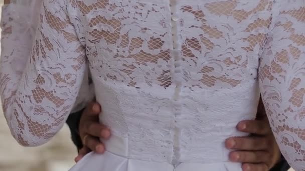 Novomanželský pár drží za ruce. Svatební květiny. Detail. — Stock video