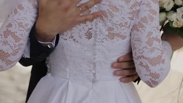 새로 결혼된 부부는 손을 잡고입니다. 웨딩 꽃입니다. 클로즈업. — 비디오