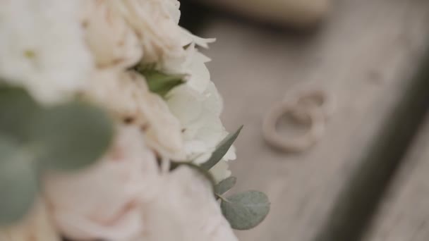 Mooie gouden trouwringen voor de huwelijksceremonie. — Stockvideo