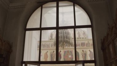 Ortodoks Kilisesi içinde güzel pencere eşiği.