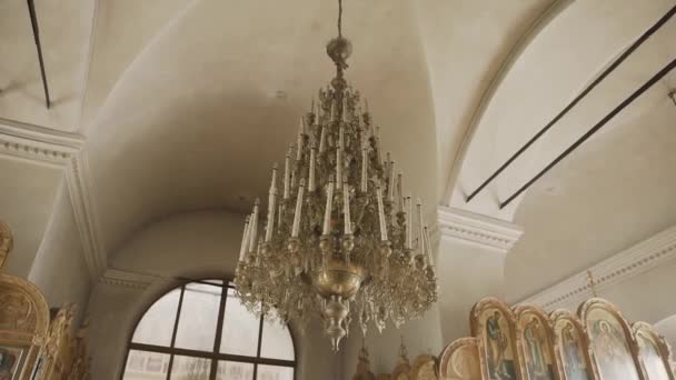 Lampadario Chiesa sul soffitto in chiesa . — Video Stock