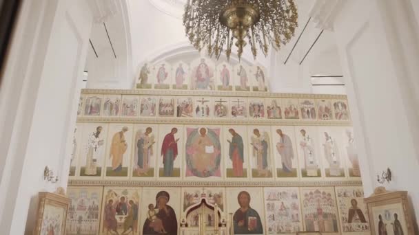 Velmi krásná ikonostas v pravoslavné církvi. — Stock video