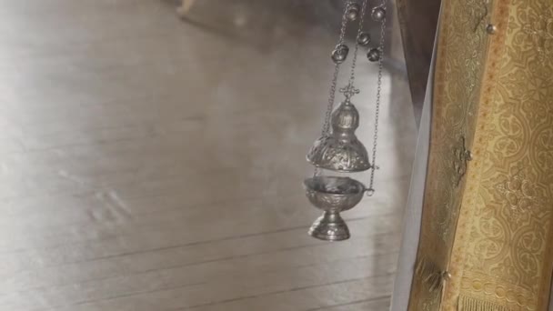 Ortodoxa rökelsekar med rökelse rök. — Stockvideo