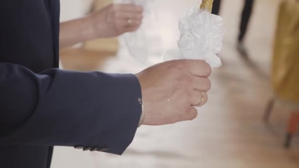 Prêtre priant à l'église lors de la cérémonie de mariage et mettre des anneaux pour les jeunes mariés mariée et marié . — Video