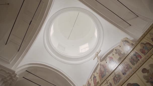 Soffitto sotto la cupola nella chiesa ortodossa . — Video Stock