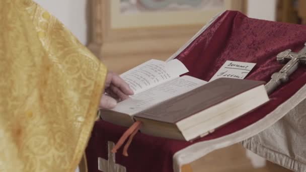 Orthodoxer Priester betet stehend vor der Ikonostase. — Stockvideo