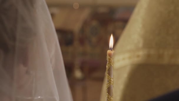 Sacerdote che prega in chiesa alla cerimonia nuziale e indossa anelli per gli sposi novelli sposi . — Video Stock