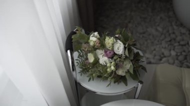 Taze gül buketi. Taze çiçek şenlikli buket. Düğün gelin buketi. Düğün çiçekleri.