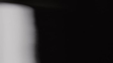 Alyans homojen bir arka plan üzerinde