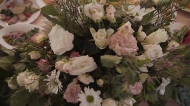 Düğün yemeği için dekore edilmiş masa..