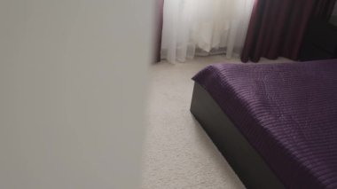 Kızlar bacaklar beyaz halı üzerinde gitmek.