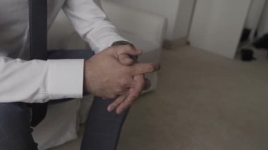 Düşünme işadamı yakışıklı eller.