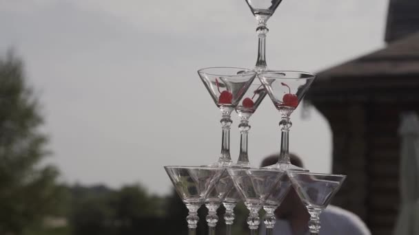 Sehr schöne Cocktailpyramide mit Licht. — Stockvideo