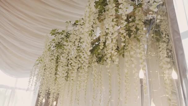 Mesa decorada para um jantar de casamento. — Vídeo de Stock