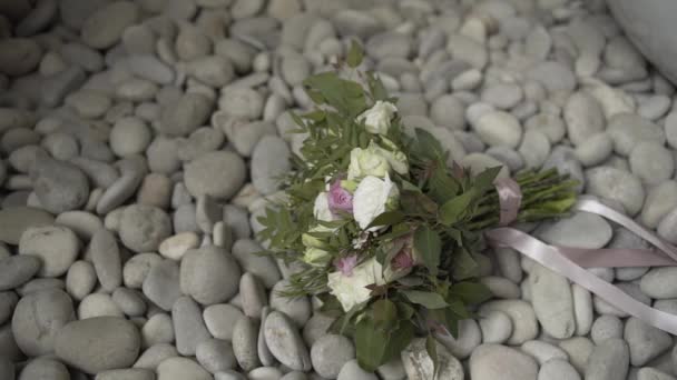신선한 장미 꽃다발입니다. 신선한 꽃의 축제 꽃다발입니다. 결혼식 신부 부케입니다. 웨딩 꽃. — 비디오