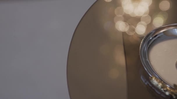 Anneaux de mariage sur un fond homogène 