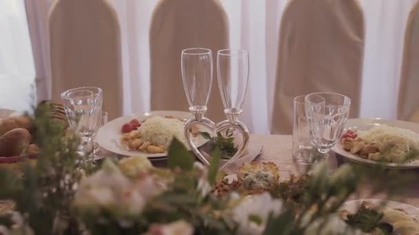 Tisch für ein Hochzeitsessen dekoriert. — Stockvideo