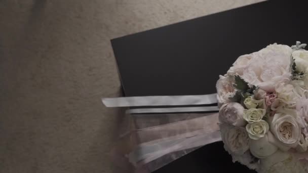 Μπουκέτο με ολόφρεσκα τριαντάφυλλα. Εορταστικό μπουκέτο από φρέσκα λουλούδια. Νυφική ανθοδέσμη γάμου. Λουλούδια γάμου. — Αρχείο Βίντεο