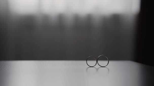 Anéis de casamento em um fundo homogêneo — Vídeo de Stock