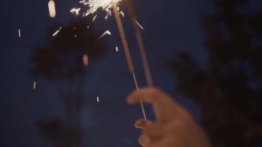 Gece, parlak ışıkta maytap yakmak.