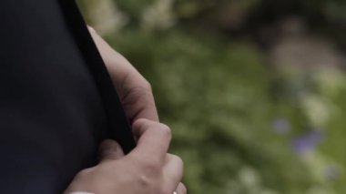 Evde, cam kenarında duran tişörtün üstünde ağır çekim koyarak adam.