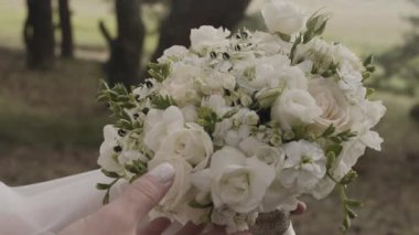 Dantel elbise güzel beyaz düğün çiçek buketi holding içinde gelin.