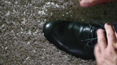 Genç adam üzerinde spor ayakkabı kapalı, closeup bağcık bağlama.