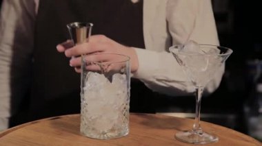 Barda alkollü kokteyl hazırlama süreci.