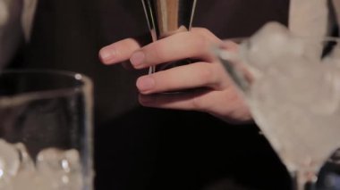 Barda alkollü kokteyl hazırlama süreci.