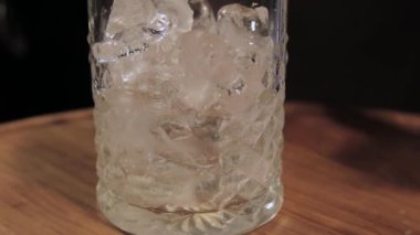 Barda buz ile bir kokteyl için kapasite.