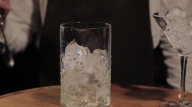 Barda alkollü kokteyl hazırlama süreci.