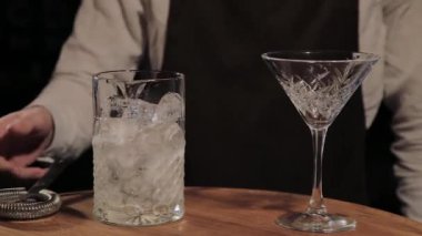 Barda alkollü kokteyl hazırlama süreci.